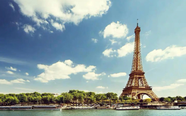 Eiffel tower 10 min walk :-)