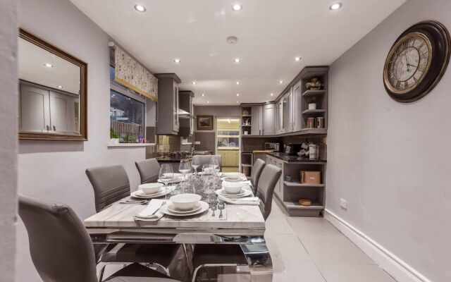 North Central London House/ Sleeps8/garden/wifi