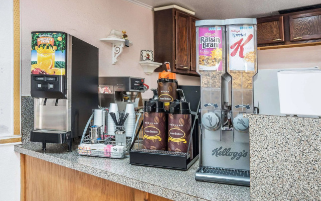 Super 8 by Wyndham San Marcos