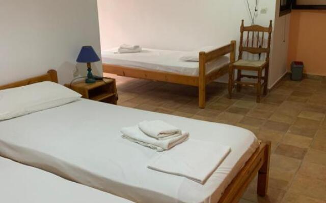 Raxes Kastanies Studio # 14