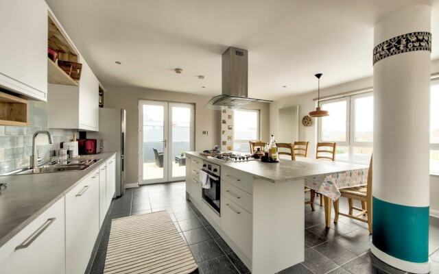 Beautiful 3Bdr Home With Private Roof Terrace