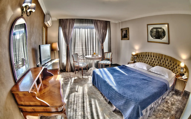 Meg Lozenetz Hotel