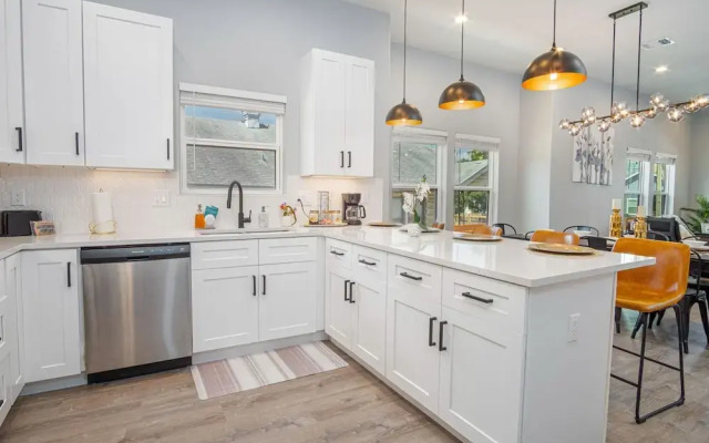 Inviting 4BR 2BA Near Downtown Riverwalk