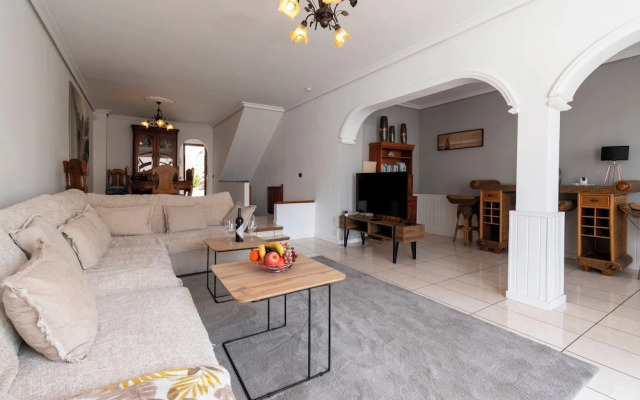 Villa Tricia 6 Bedroom Las Americas