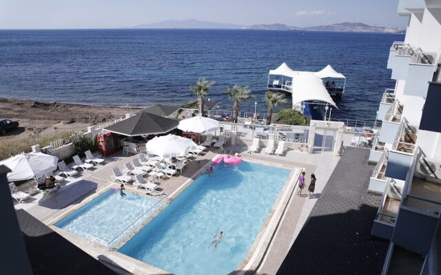 Club Rose Bay Hotel