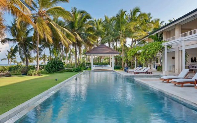 Oceanfront Golf Course Estate w Pool Guest House