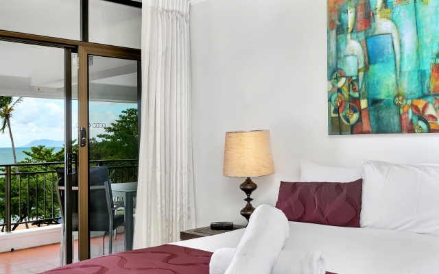 Roydon Beachfront Apartments – Guest Rooms – Cairns
