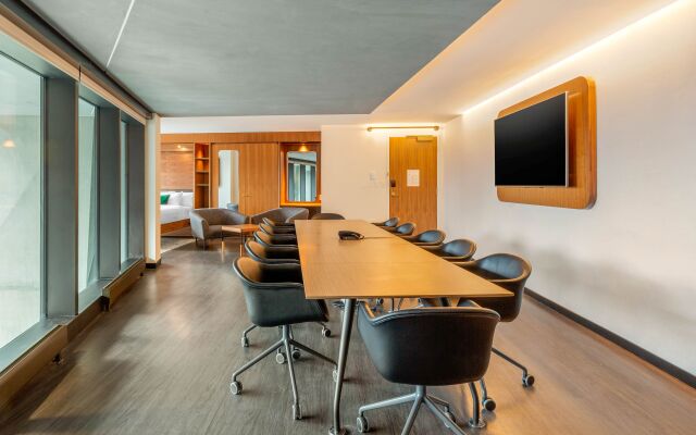 Cambria Hotel Boston Downtown - Seaport