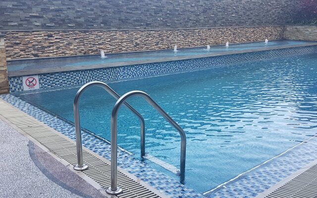 FOX Lite Royal Bay Makassar