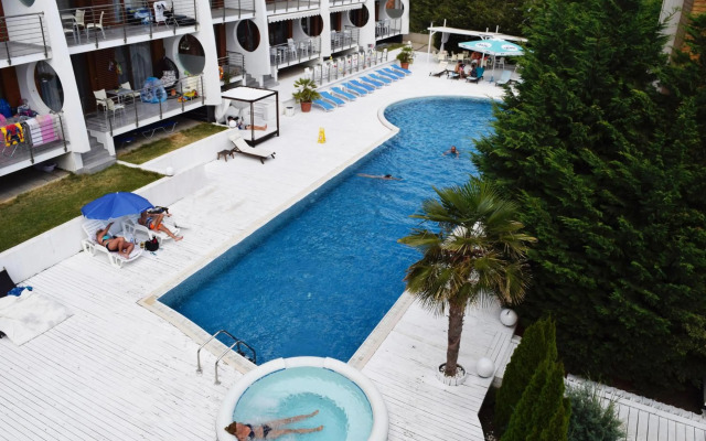 White Sails Apartments