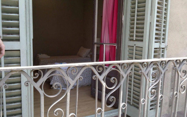 Ally's Guest House Barcelona B&B