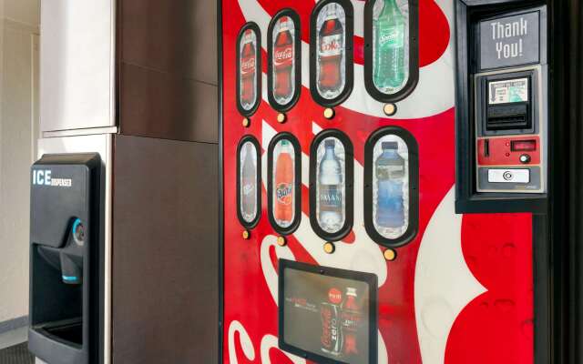 Super 8 by Wyndham Brookhaven