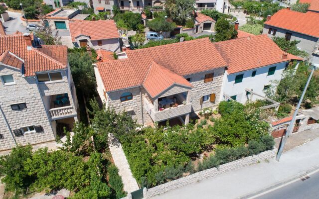 Apartment Zora - with large garden terrace: A Donji-Polanda Supetar, Island Brac