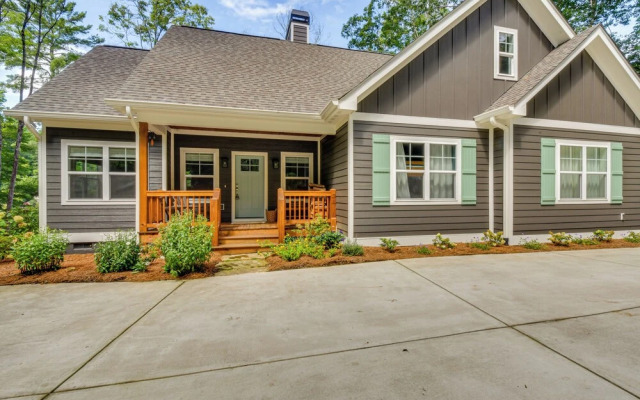 Sapphire Lakefront Cabin w/ Dock, Kayaks + Canoe!