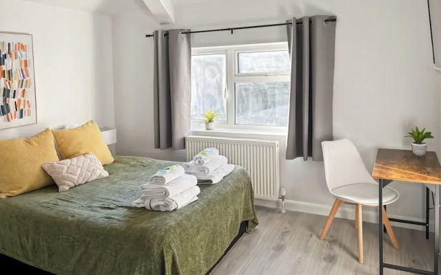 Relaxing Getaway With Hot Tub & Sauna Sleeps 6