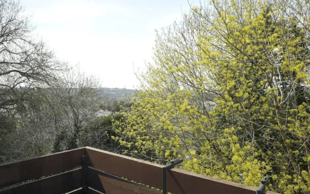 Apartmentsleeps3-balcony-valleyview-parking