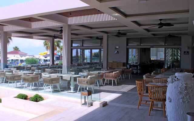 Almуros Beach Resort and Spa