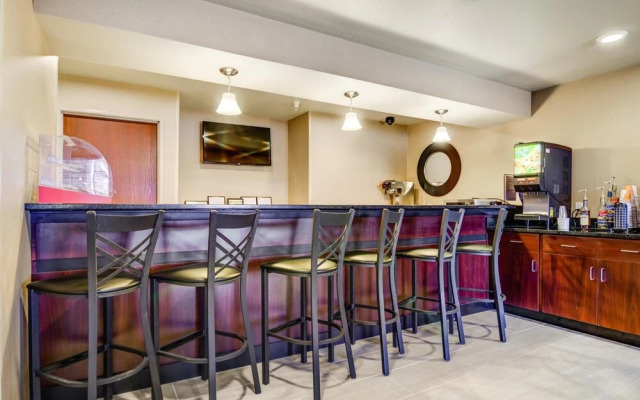 Castle Rock Inn & Suites