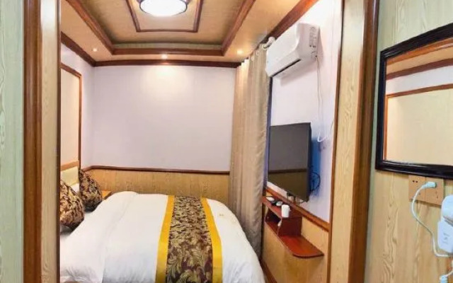 Furong Town Swallow House Inn