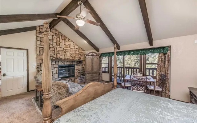 Harper Haus - Four Bedroom Cabin with Hot Tub