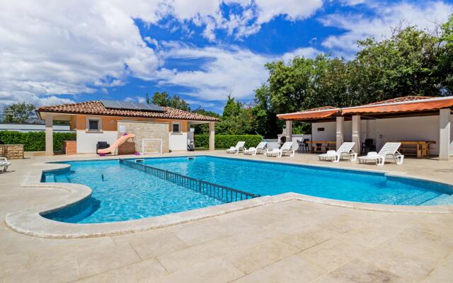 Graceful Apartment in Banjole near Beach Centinera