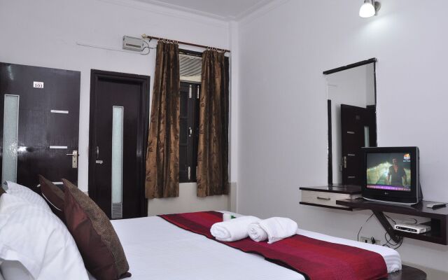 Gurjeet Hotel By Naavagat
