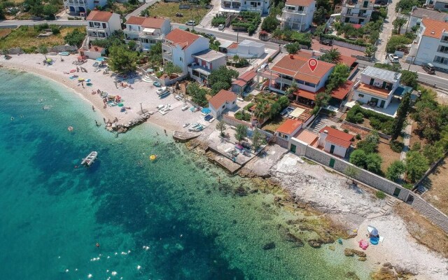 Nice Home in Slatine with Hot Tub, WiFi & 3 Bedrooms