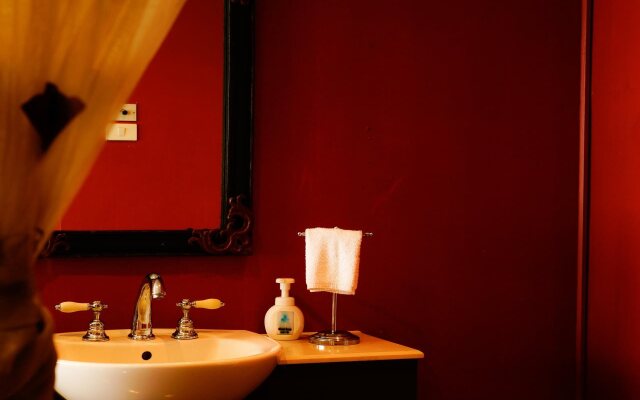 Saphan Krungthep Hostel & Spa