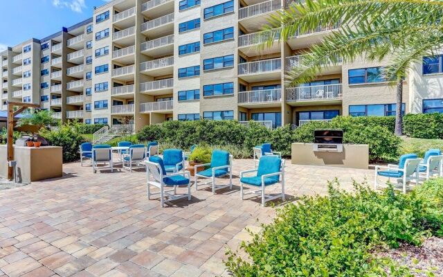 Tastefully Decorated Condo with Scenic Beach Views by RedAwning