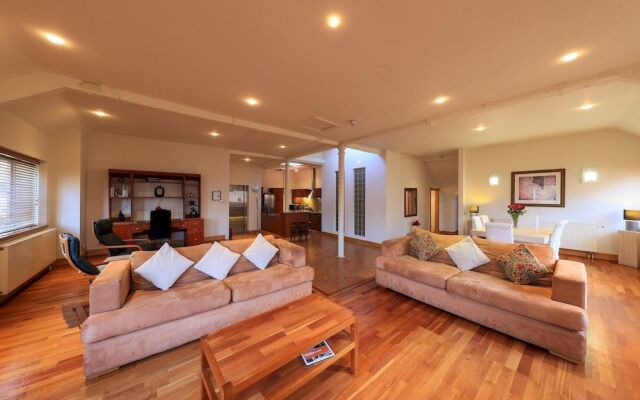 Exclusive Stunning Spacious Penthouse In The City