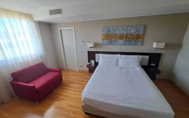 Breaking Business Hotel