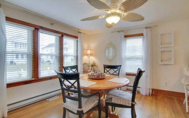 'chincoteague Charm' Escape w/ Bikes & Yard Games!