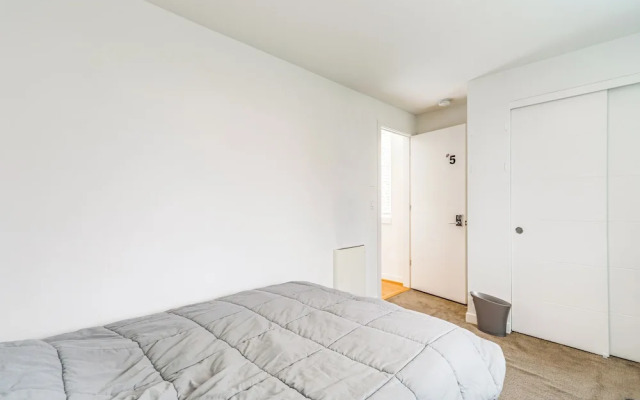 Walk to UW: Townhome w/ Rooftop Patio!