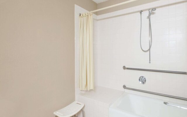 Super 8 By Wyndham Gardner