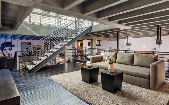 Skyline Lofts by Avantstay: a Multi-level Industrial-chic Retreat in Dtla With Rooftop Views, Soaring Ceilings & Steps to Dining, Music & Culture