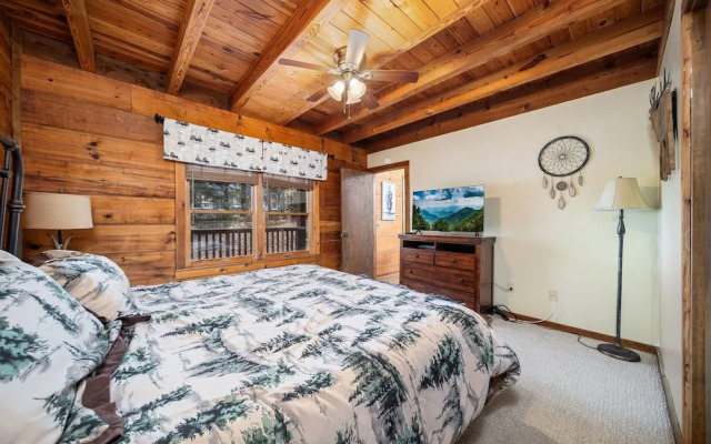 Cherokee Winds 2 Bedroom Cabin by RedAwning