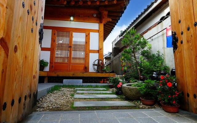 Jeonju Areumdaunjip Hanok Chaeheomgwan