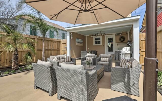 Walk to Beach: Home in Galveston!