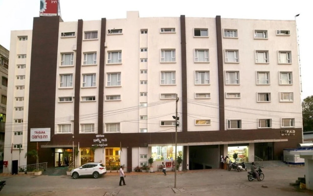Triguna Clarks Inn