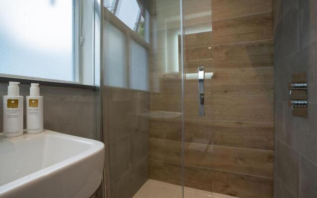 Spacious - Contemporary 2BR Apartment - Central Ambleside - Parking