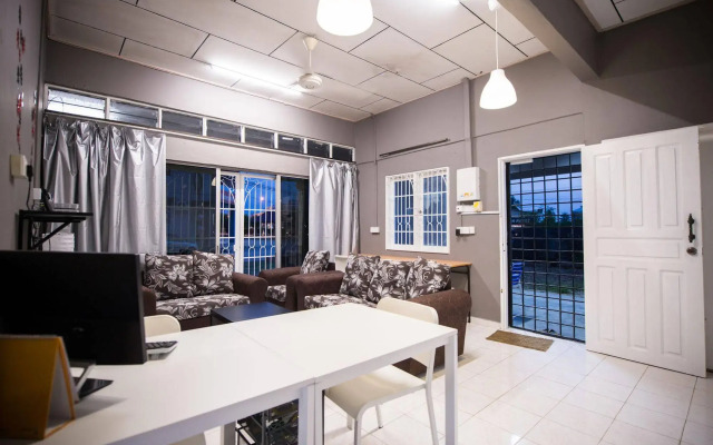 Kemaman Lodge & Cafe - Hostel