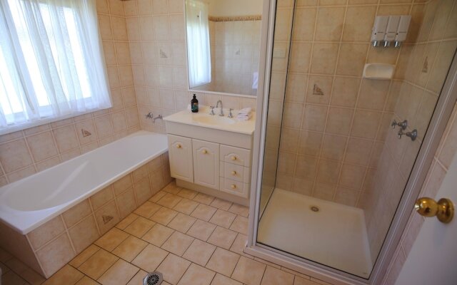 The Club Motel and Apartments