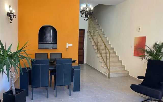 Townhouse With Pool 5 Minute Walk to Beach