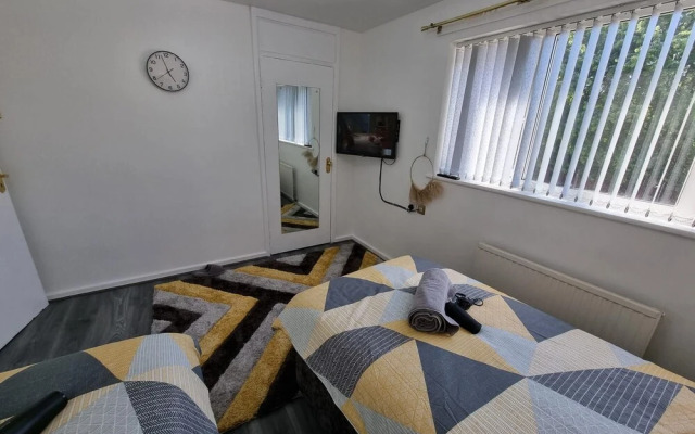 Modern 2-bed Home - Private Garden, Parking & Wifi