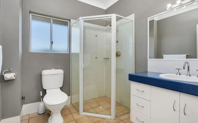 Cairns Reef Apartments & Motel