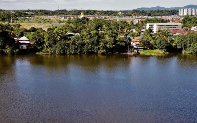Jeff and Ricky Homestay Kuching Riverine