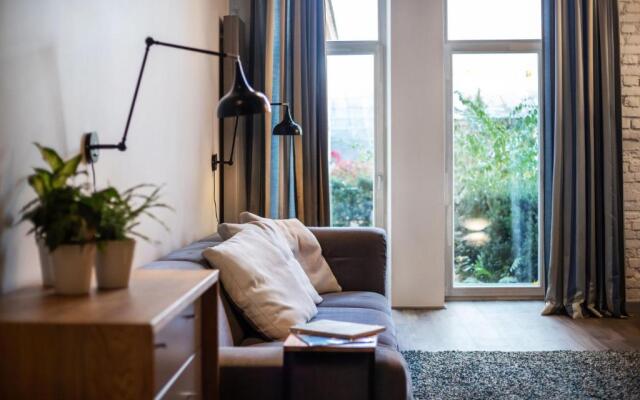 #stayhere - Unique Spacious & Modern 2BDR Upscale Neighbourhood