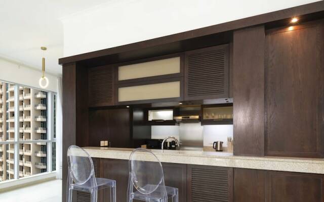 LUX  The Stunning Fountain View Suite