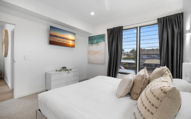 Spacious 4-bed Coastal Home With Pool – Guest Rooms – Mooloolaba
