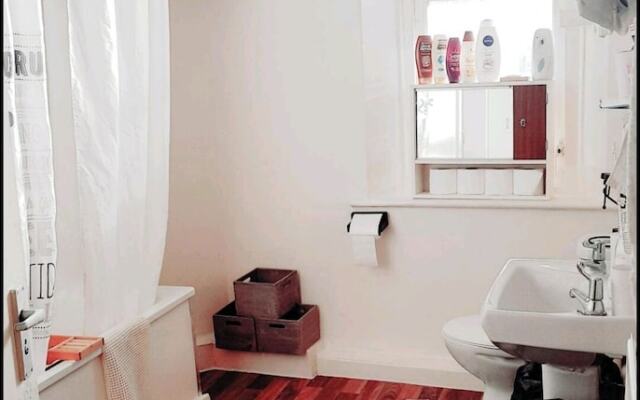 private home. Entry b'yard free parking.